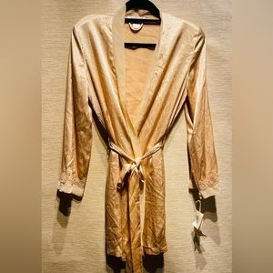 New with tag robe. Small/medium.